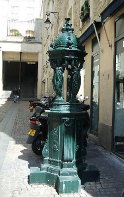 fontaine passage du pont aux biches Fontaine Wallace à Volta