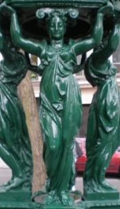 caryatide au genou droit couvert